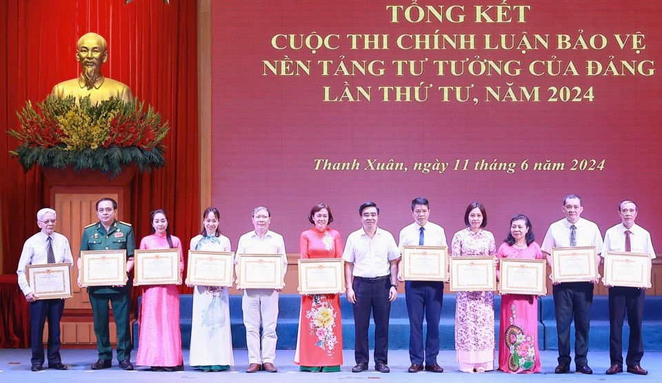 Lãnh đạo quận Thanh Xuân trao khen thưởng cho các cá nhân có tác phẩm xuất sắc 