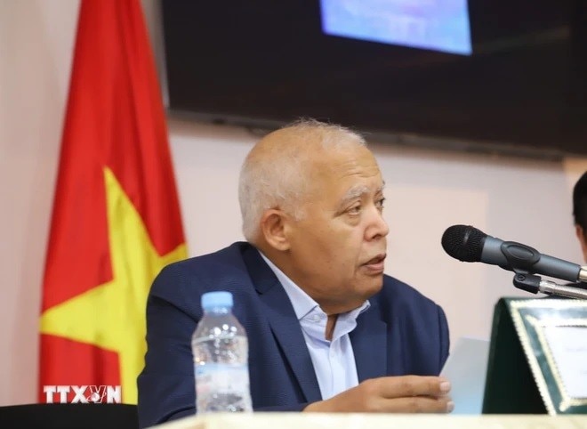 Giáo sư Abdallah Saaf, Giám đốc Trung tâm Nghiên cứu Khoa học Xã hội Maroc tham gia hội thảo với tham luận mang tên 'Chủ tịch Hồ Chí Minh và lịch sử quan hệ Việt Nam với các nước châu Phi, đặc biệt là Maroc.' (Ảnh: Hồng Minh/TTXVN)