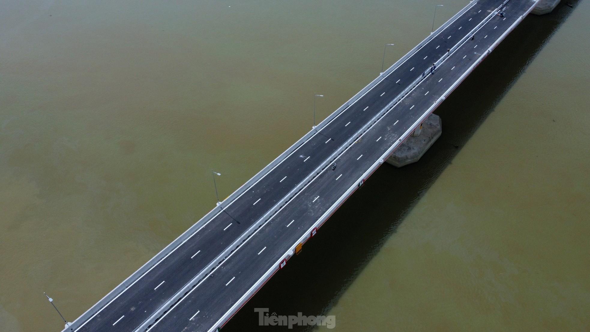 Cầu vượt sông dài nhất cao tốc Bắc - Nam trước ngày thông xe ảnh 5