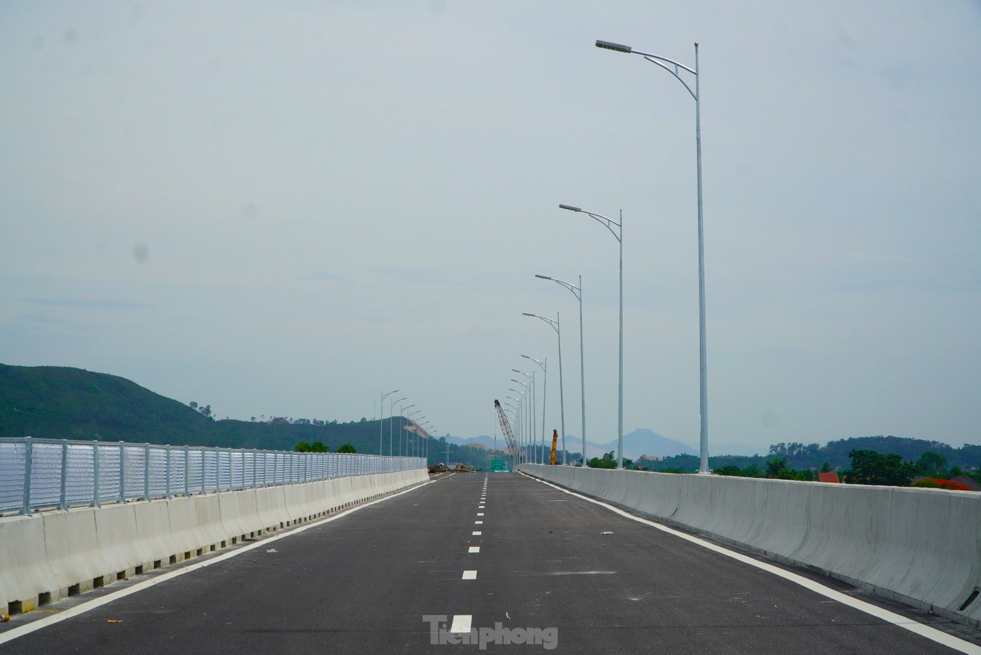 Cầu vượt sông dài nhất cao tốc Bắc - Nam trước ngày thông xe ảnh 6