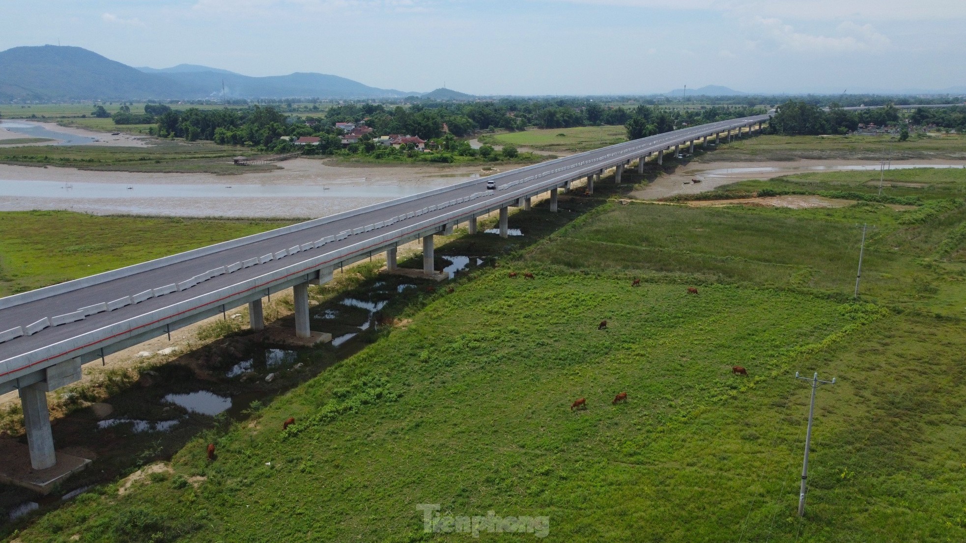 Cầu vượt sông dài nhất cao tốc Bắc - Nam trước ngày thông xe ảnh 9
