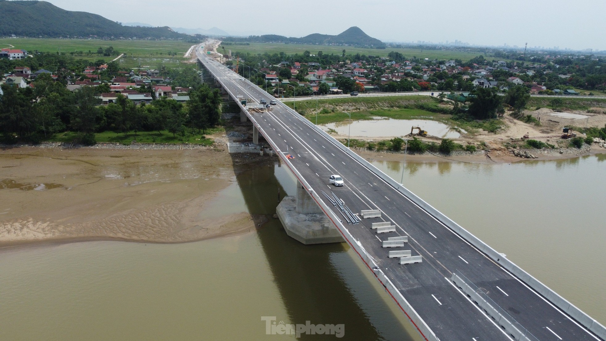 Cầu vượt sông dài nhất cao tốc Bắc - Nam trước ngày thông xe ảnh 11