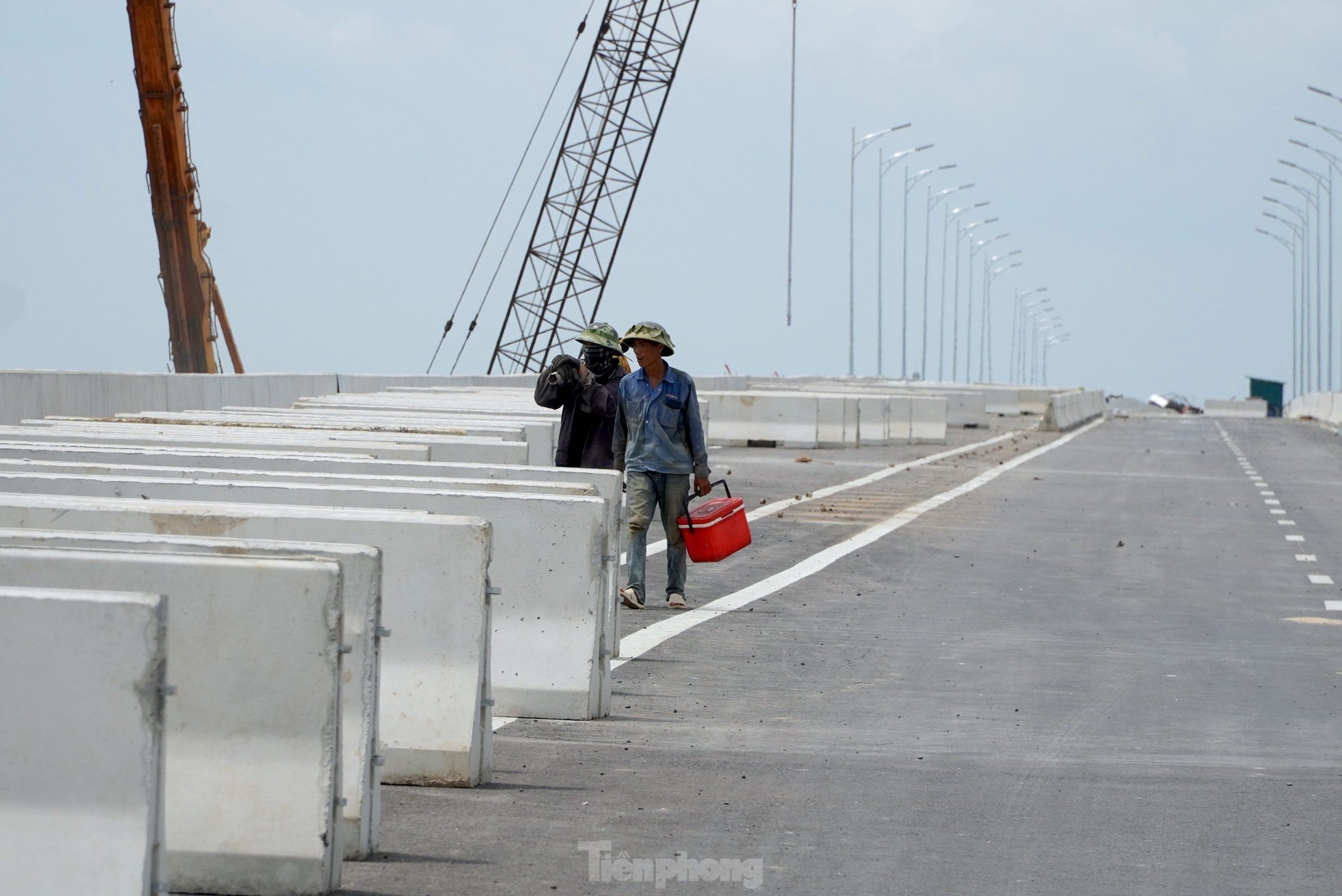 Cầu vượt sông dài nhất cao tốc Bắc - Nam trước ngày thông xe ảnh 14
