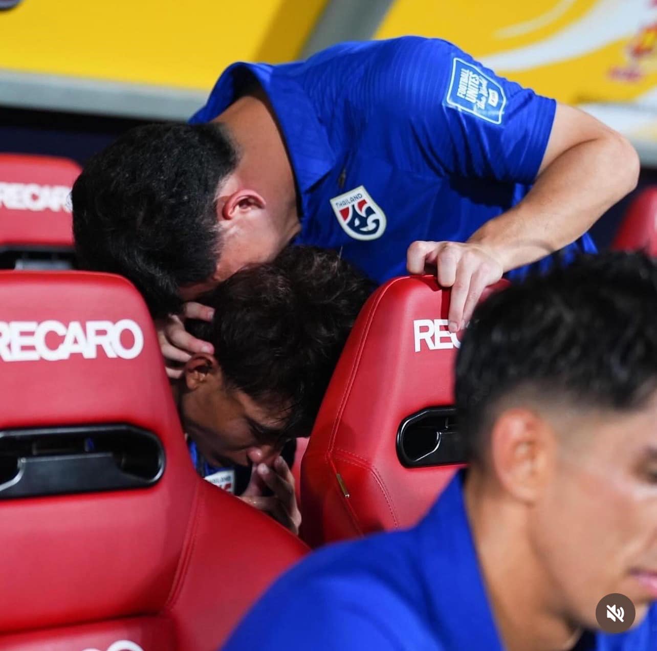 Cầu thủ Thái Lan khóc nức nở sau khi bị loại nghiệt ngã, Madam Pang thất thần- Ảnh 5.