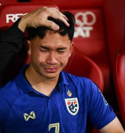 Cầu thủ Thái Lan khóc nức nở sau khi bị loại nghiệt ngã, Madam Pang thất thần- Ảnh 4.