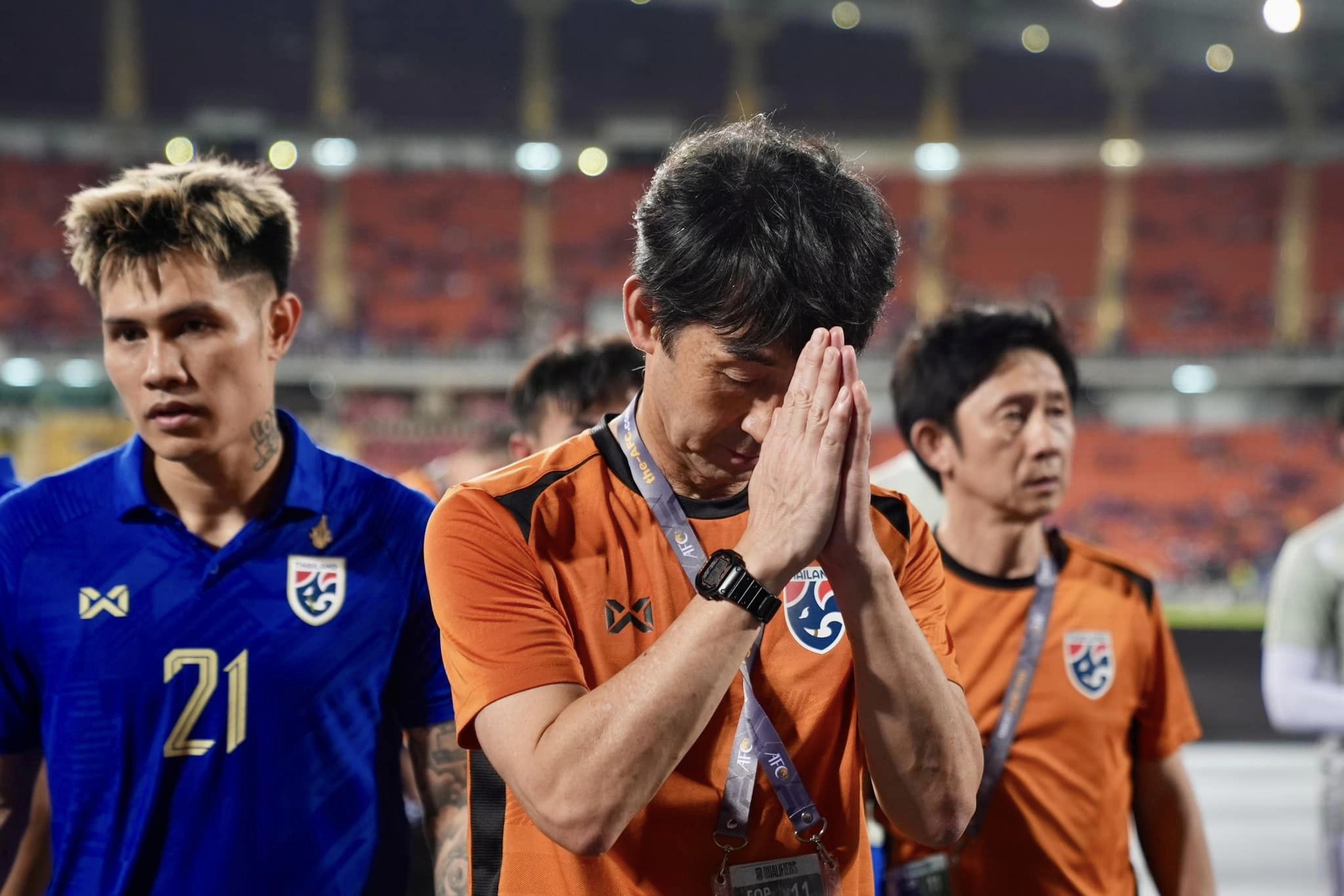 Cầu thủ Thái Lan khóc nức nở sau khi bị loại nghiệt ngã, Madam Pang thất thần- Ảnh 9.