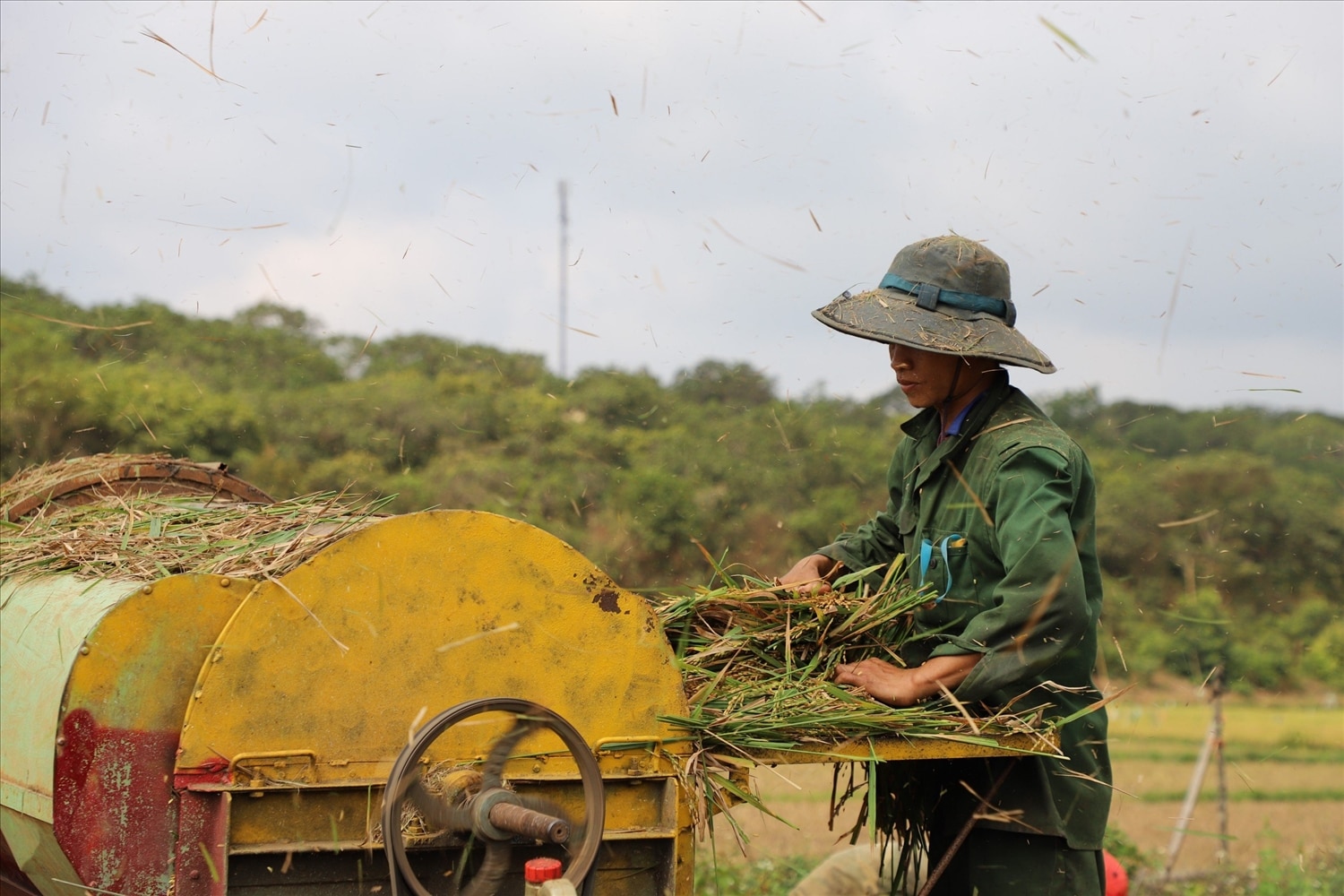 Người dân bon Pi Nao, xã Nhân Đạo, huyện Đắk R’lấp, tỉnh Đắk Nông áp dụng khoa học kỹ thuật, cơ giới hóa vào sản xuất