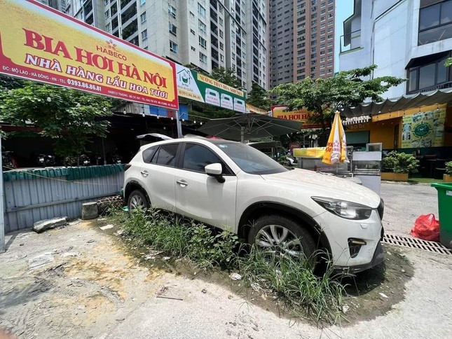 Hà Nội: Xe Mazda CX-5 nghi bị 'bỏ quên' ở quán bia từ trước dịch Covid-19 ảnh 2