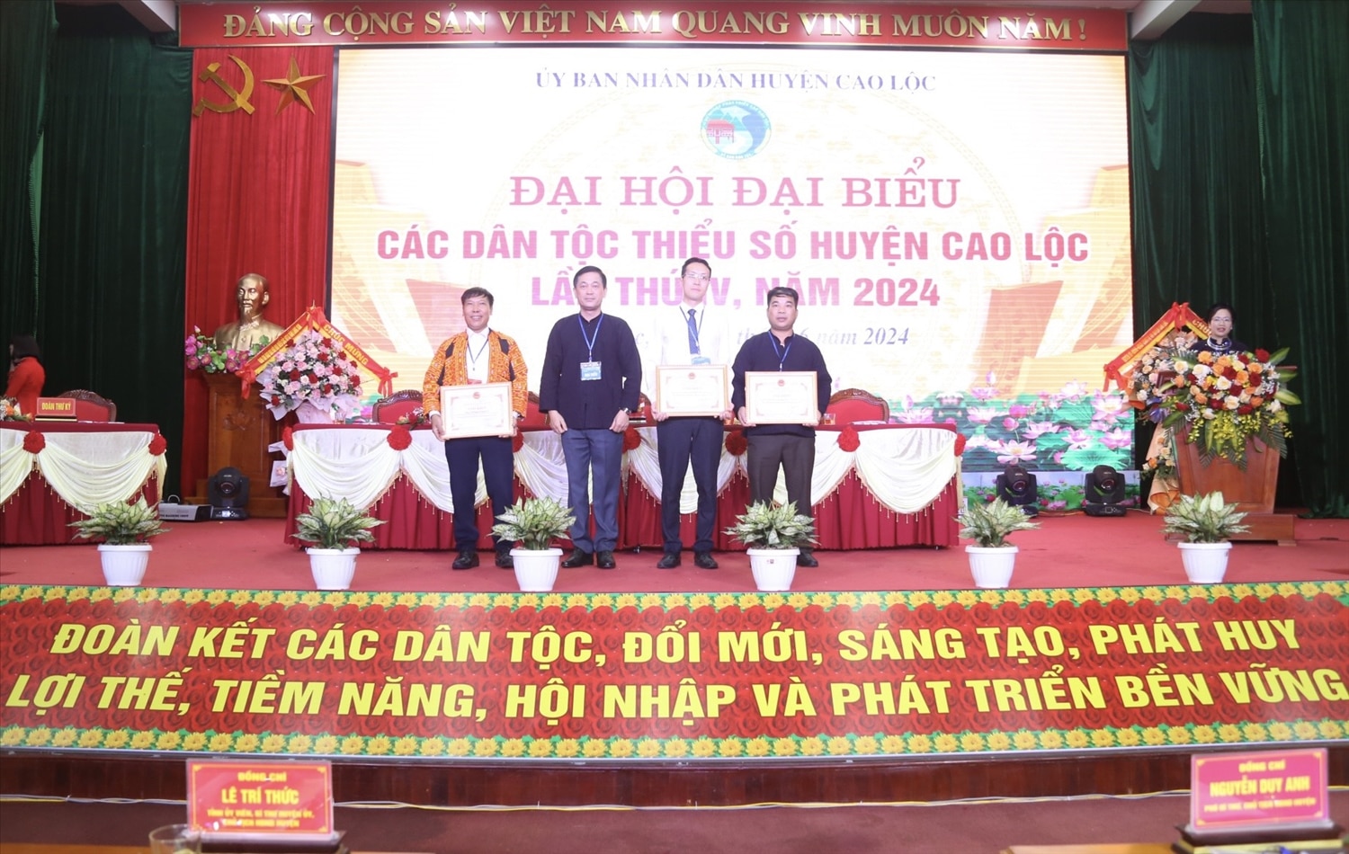 Ông Vi Minh Tú, Trưởng Ban Dân tộc tỉnh Lạng Sơn trao tặng giấy khen cho tập thể, cá nhân có thành tích trong công tác dân tộc