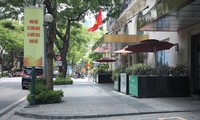 Điểm kinh doanh cà phê nằm sát tòa nhà số 30A Lý Thường Kiệt, phần vỉa hè dành cho người đi bộ vẫn được đảm bảo. Ảnh: Nguyễn Hải
