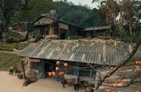 Căn nhà nhỏ đơn sơ nằm trên đồi cao heo hút với bờ suối tại làng K'Long K'Lanh trong Phim “Lật mặt 7” đang thu hút du khách. (Ảnh trong phim)