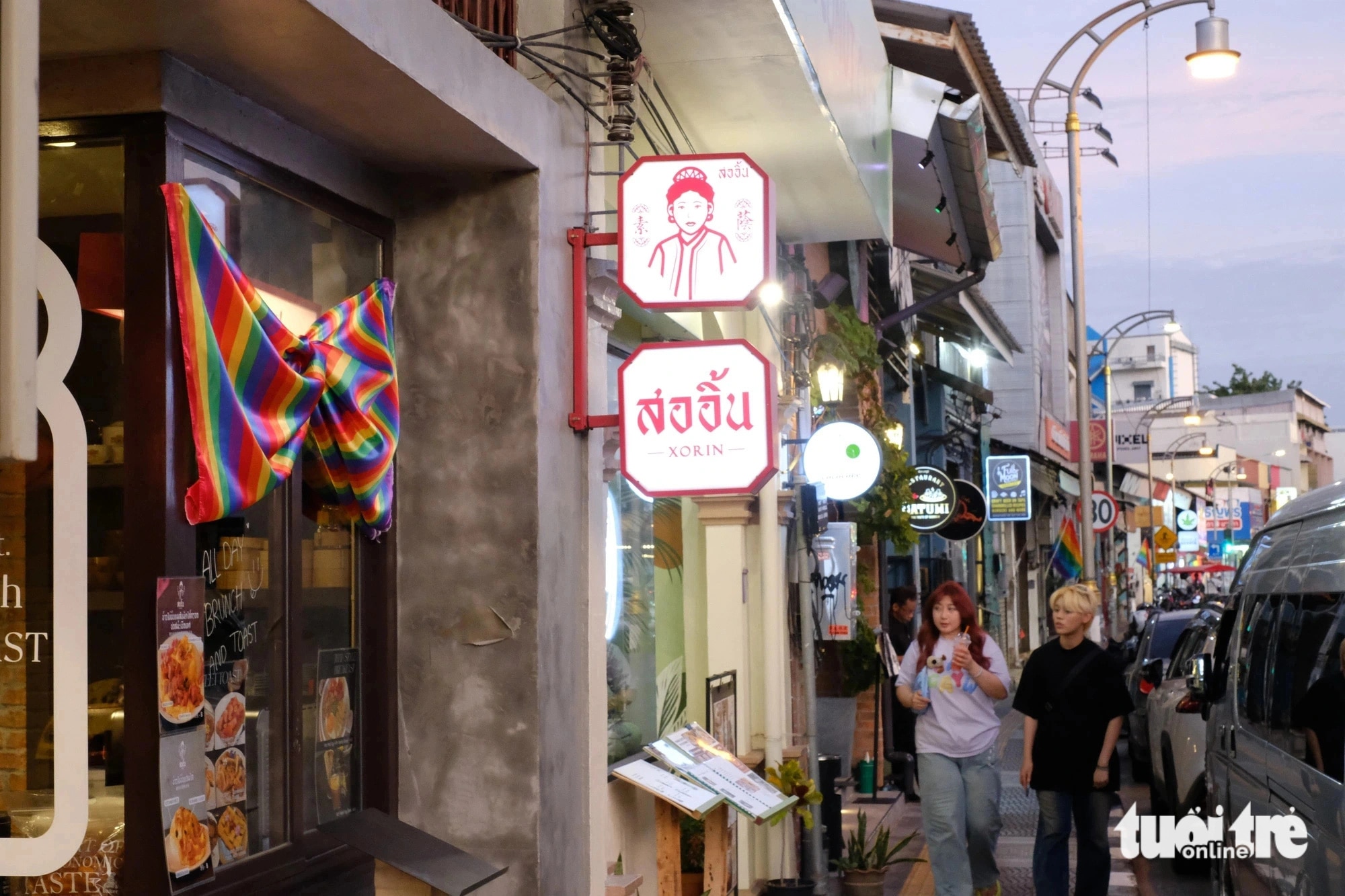 Các cửa hàng địa phương tại Phuket xem đây như một cơ hội để thu hút khách du lịch - Ảnh: VŨ THỦY
