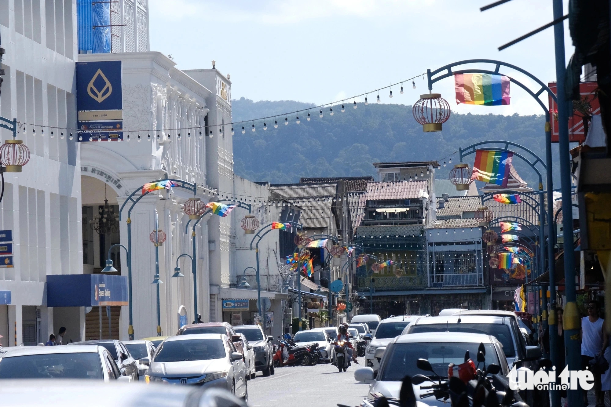 Với nhiều tòa nhà được xây dựng đậm nét kiến trúc Trung Quốc và Bồ Đào Nha, cờ cầu vồng trở thành một điểm nhấn thú vị cho phố xá tại khu phố cổ Phuket - Ảnh: VŨ THỦY