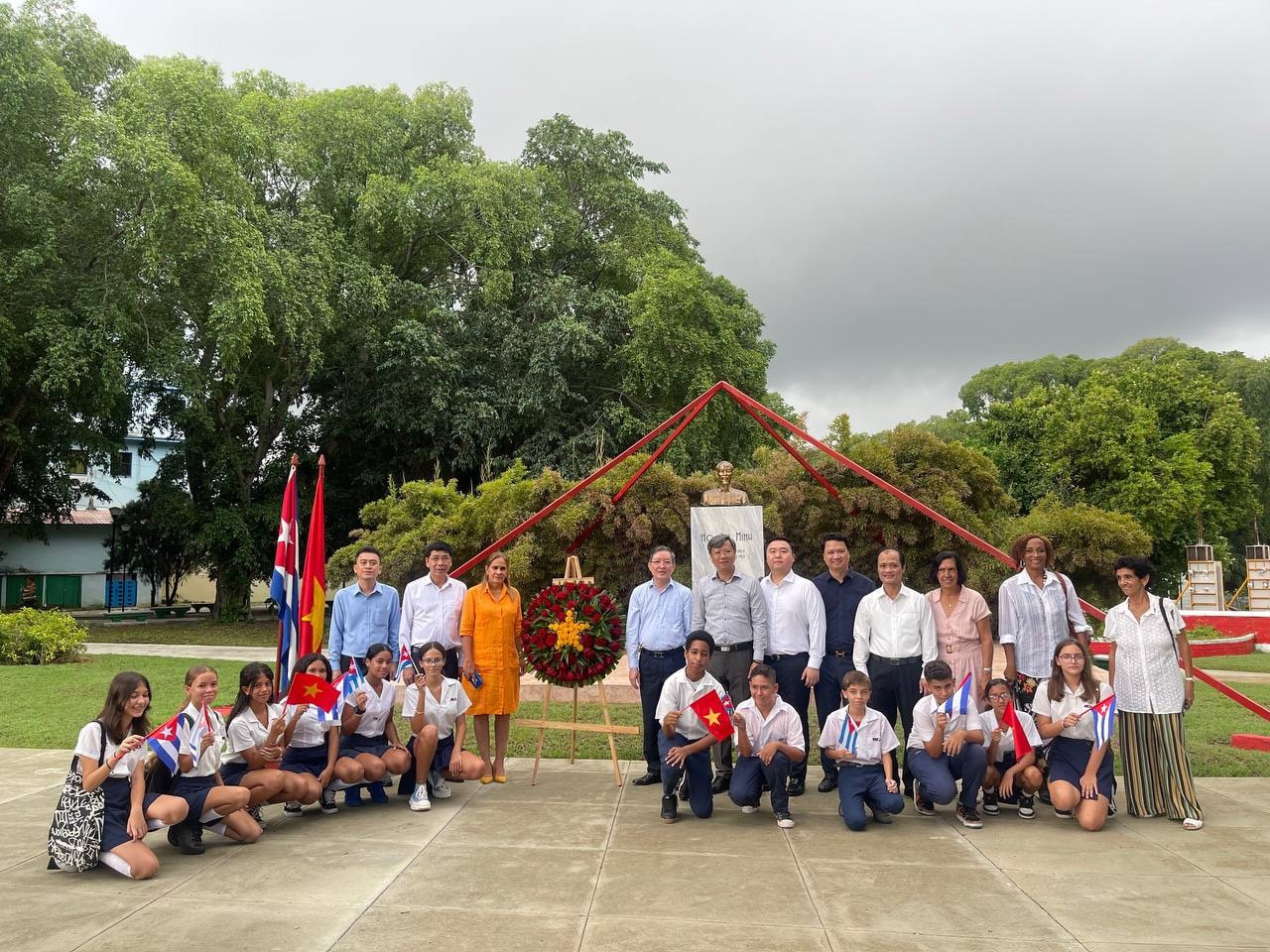 Đoàn công tác Trung ương Hội Nông dân Việt Nam dâng hoa tưởng niệm Chủ tịch Hồ Chí Minh tại Cuba- Ảnh 1.