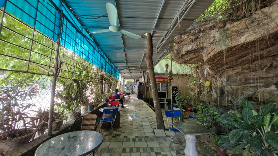 Không gian bên ngoài hang đá, dọc theo chân núi đá được chủ quán bố trí thêm không gian để phục vụ du khách.