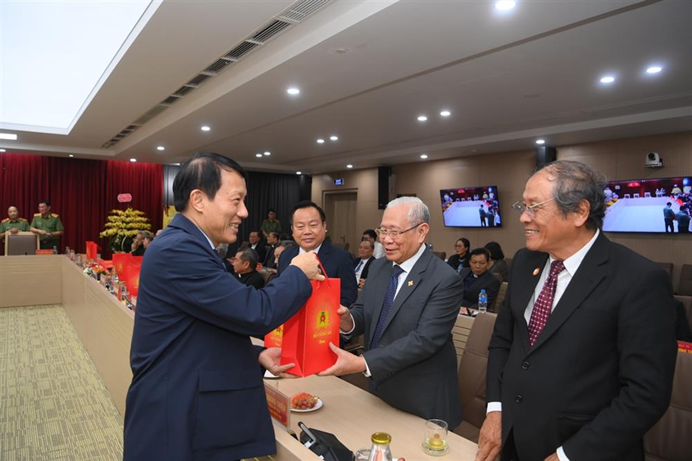 Bộ trưởng Lương Tam Quang tặng quà các đại biểu.