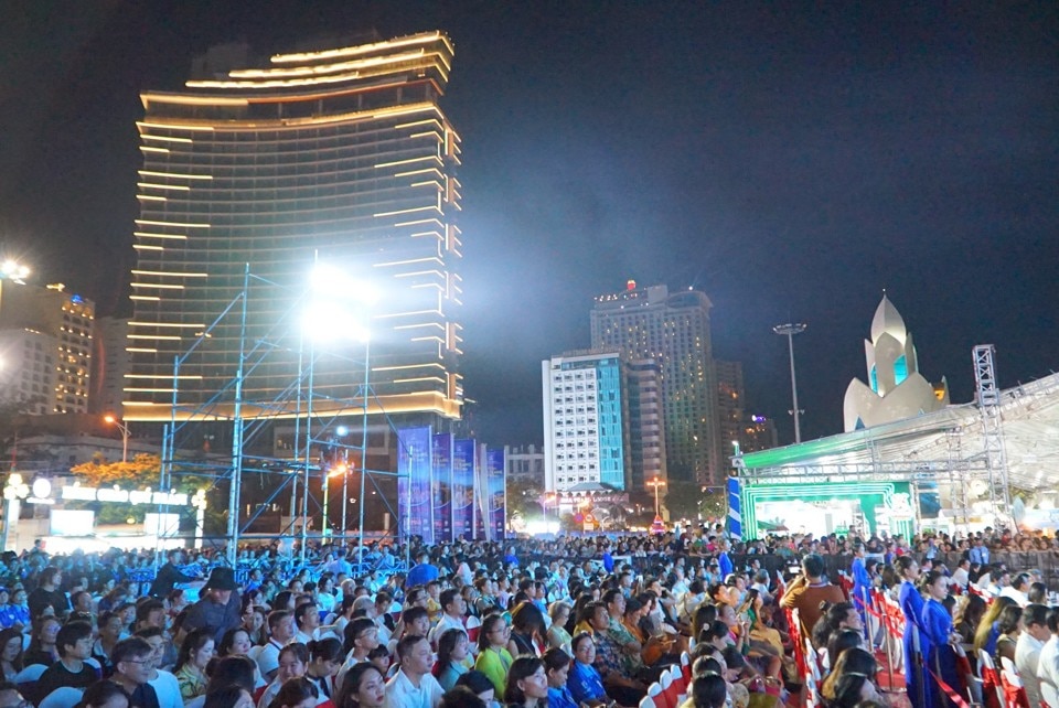 Đông đảo người dân và du khách tham dự lễ khai mạc Liên hoan Du lịch Biển Nha Trang 2024.