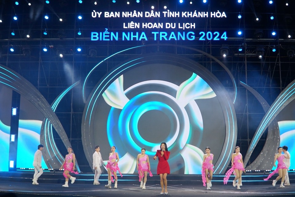 Ca sĩ Văn Mai Hương cùng vũ đoàn với những giai điệu sôi động.