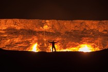 Bí ẩn “cổng địa ngục” cháy liên tục suốt hơn 50 năm giữa sa mạc