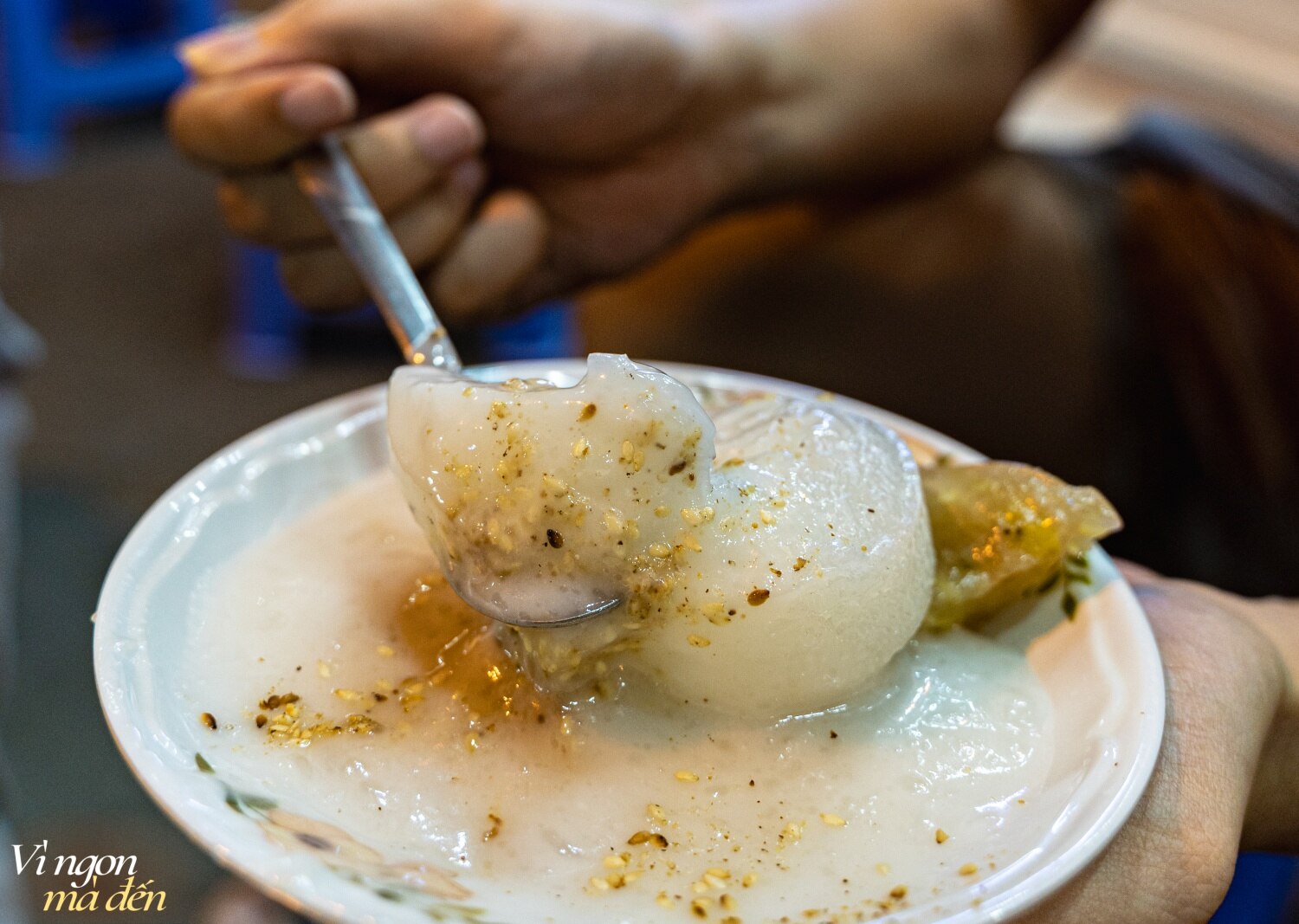 Người Sài Gòn thích thú ăn chè nóng giữa thời tiết mùa hè oi bức, hóa ra quán vỉa hè "mẹ truyền con nối" đã có tuổi đời 50 năm - Ảnh 9.