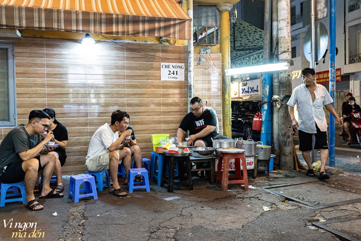 Người Sài Gòn thích thú ăn chè nóng giữa thời tiết mùa hè oi bức, hóa ra quán vỉa hè "mẹ truyền con nối" đã có tuổi đời 50 năm - Ảnh 12.