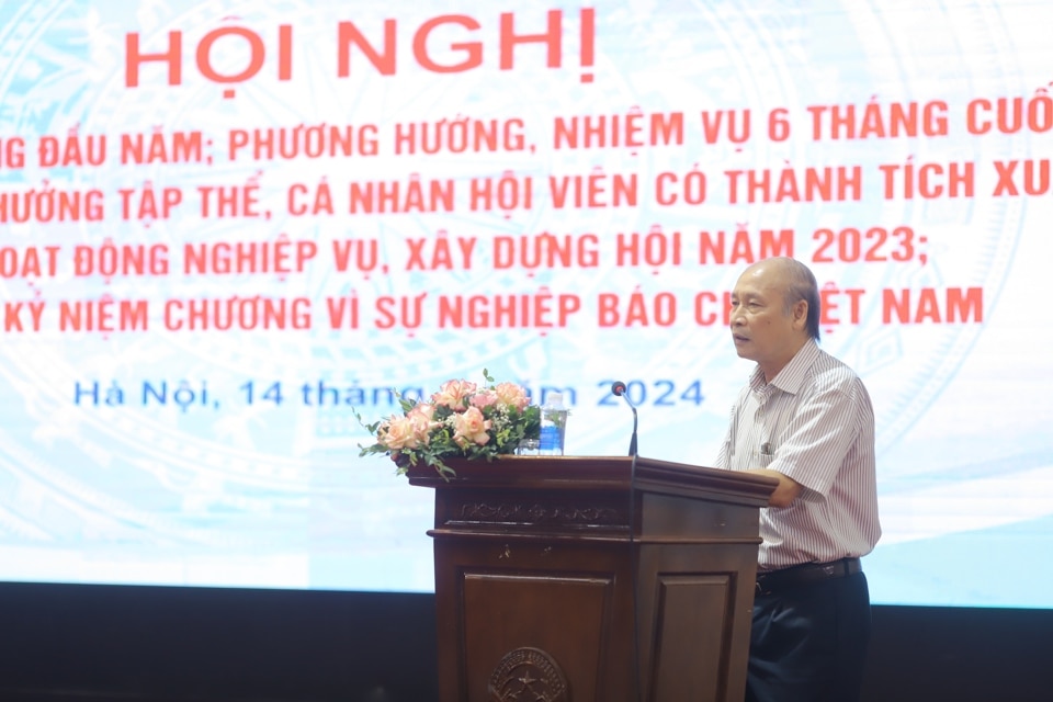 Phó Chủ tịch Thường trực Hội Nhà báo TP Hà Nội Kiều Thanh Hùng báo cáo tại hội nghị. Ảnh: Khánh Huy