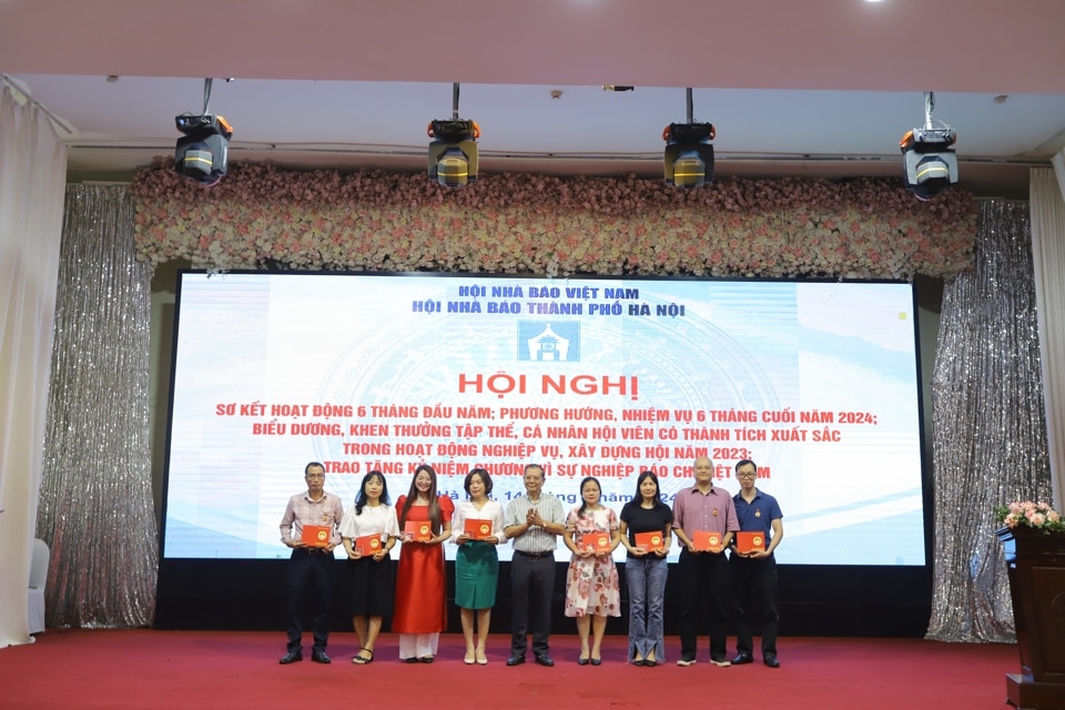 Lãnh đạo Hội Nhà báo TP Hà Nội trao Kỷ niệm chương Vì sự nghiệp báo chí năm 2024 cho các nhà báo 