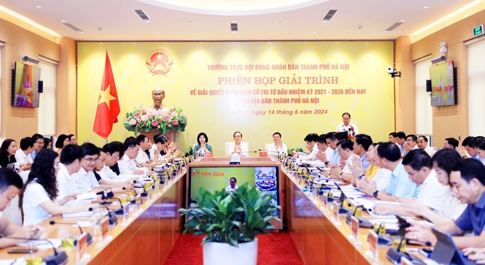 Quang cảnh phiên giải trình