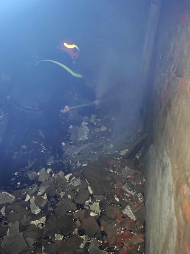 Vụ cháy nhà trong đêm ở Hà Nội: 6 người trong gia đình kịp thời thoát nạn ảnh 3