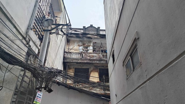 Vụ cháy nhà trong đêm ở Hà Nội: 6 người trong gia đình kịp thời thoát nạn ảnh 6