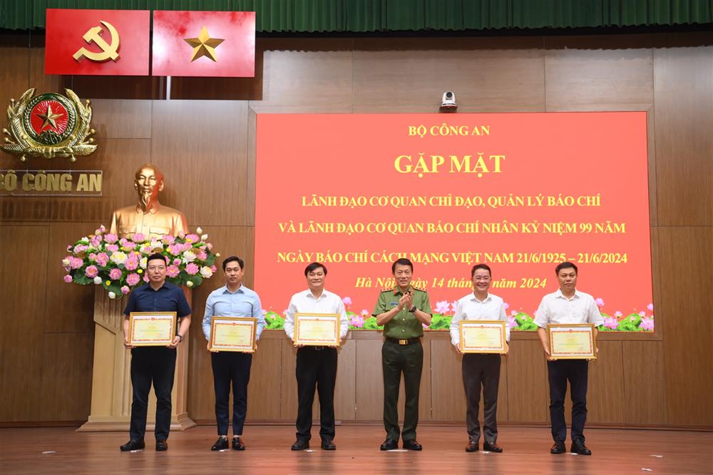Bộ trưởng Lương Tam Quang trao Bằng khen của Bộ Công an tặng các tập thể có thành tích xuất sắc.