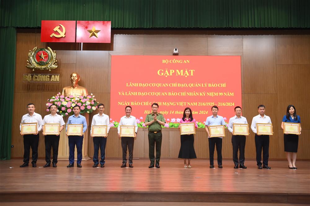 Thứ trưởng Lê Quốc Hùng trao Bằng khen của Bộ Công an tặng các cá nhân có thành tích xuất sắc.