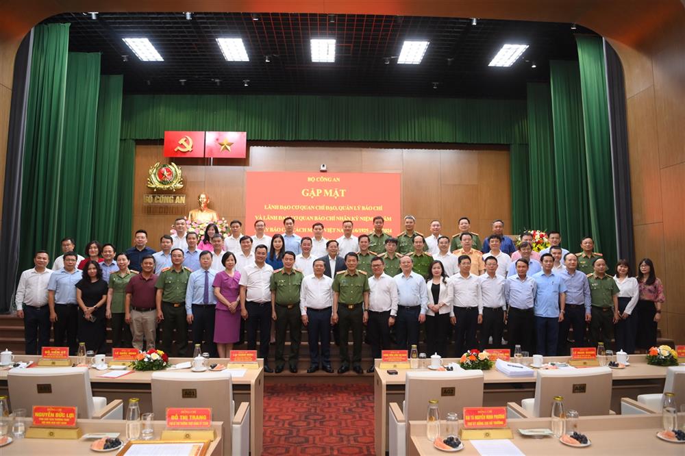 Bộ trưởng Lương Tam Quang với các đại biểu tham dự buổi gặp mặt.