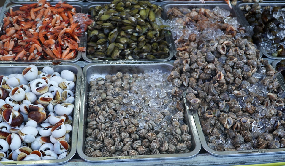 Các món hải sản cũng được bày bán tại các gian hàng.
