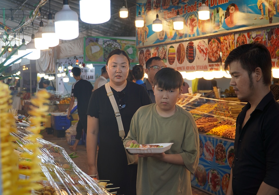Liên hoan Du lịch Biển Nha Trang là chương trình tổ chức 2 năm 1 lần với nhiều hoạt động, sự kiện du lịch, văn hóa, lễ hội, thể thao, ẩm thực quy mô, phong phú, đa dạng, đặc sắc. Đây là lần thứ 2 sự kiện được tổ chức tại TP Nha Trang với ra với chủ đề “Vịnh ngọc Nha Trang bừng sáng”.