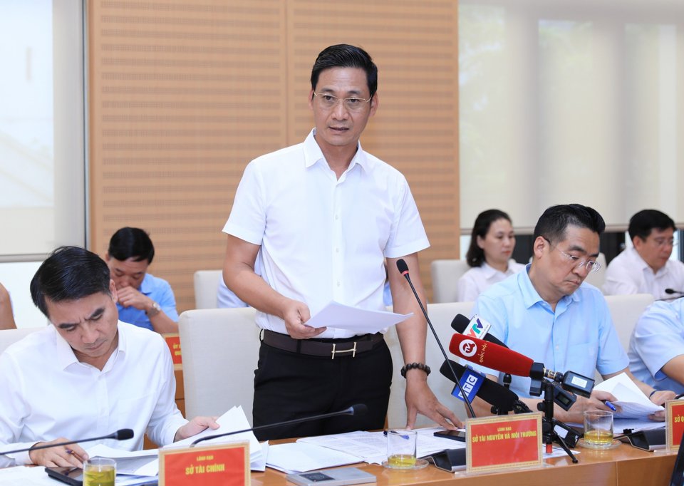 Giám đốc Sở TN&MT Hà Nội Lê Thanh Nam trả lời câu hỏi của đại biểu