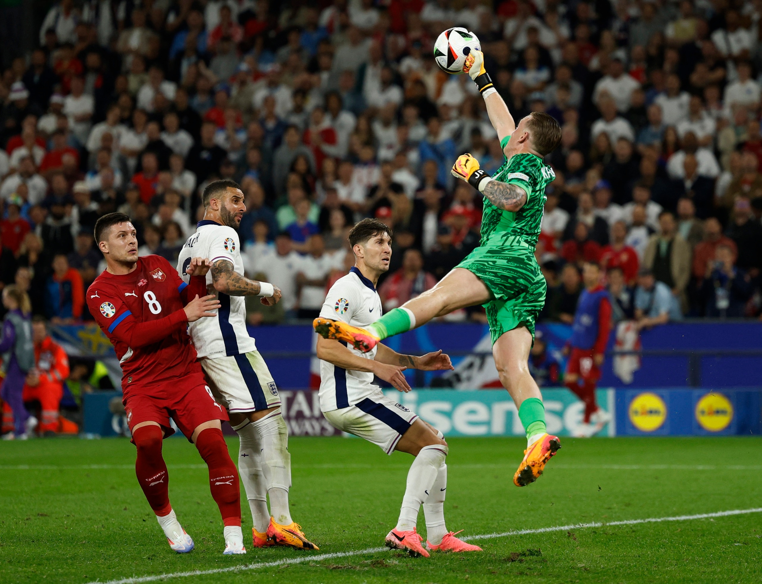 Euro 2024: Tuyển Anh thắng nhọc, thủ môn Pickford sánh ngang huyền thoại- Ảnh 2.