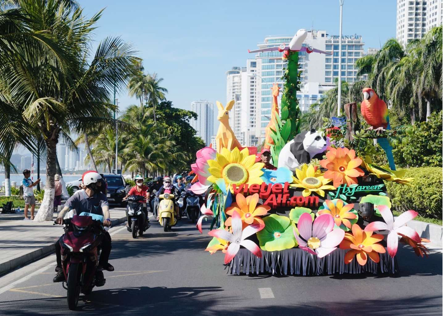 Yêu chiều hành khách: Vietjet mang đến mùa hè sôi động tại Vịnh ngọc Nha Trang - Ảnh 2.