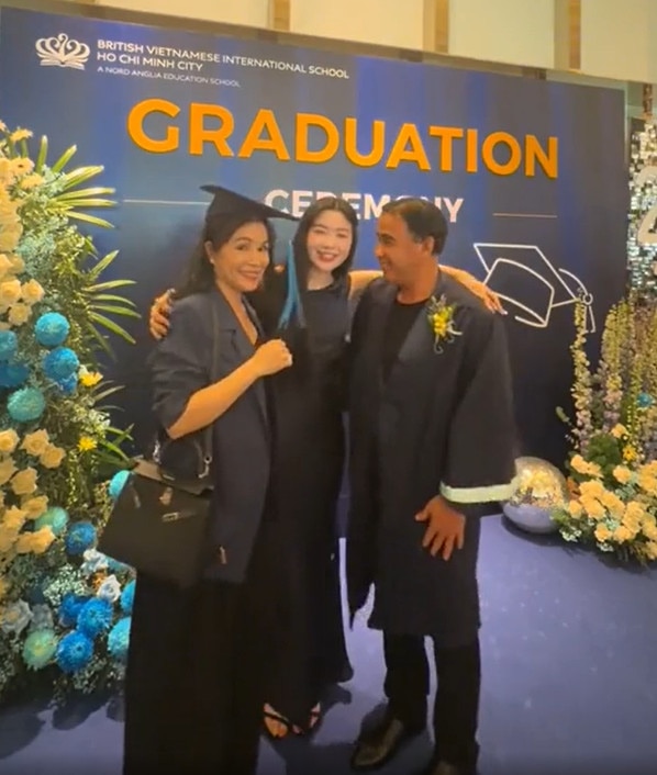 Lọ Lem bên ba mẹ trong ngày tốt nghiệp - Ảnh: chụp từ clip