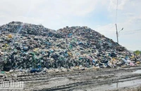 Bãi rác tạm Đồng Cây Sao ở xã Cửa Dương, thành phố Phú Quốc đang trong tình trạng quá tải, gây ô nhiễm môi trường nghiêm trọng. (Ảnh: QUỐC TRINH)