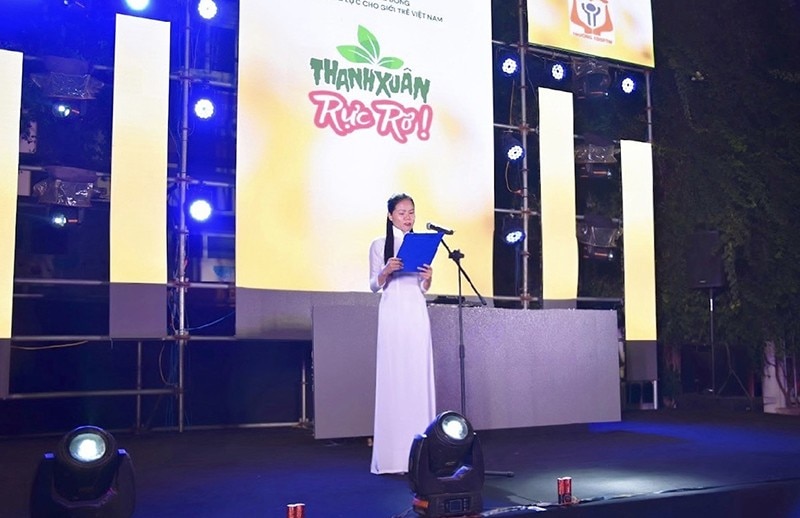 Cindy Hạnh Chu - Đại diện đơn vị sản xuất phát biểu tại chương trình “Thanh Xuân rực rỡ” dành cho sinh viên.