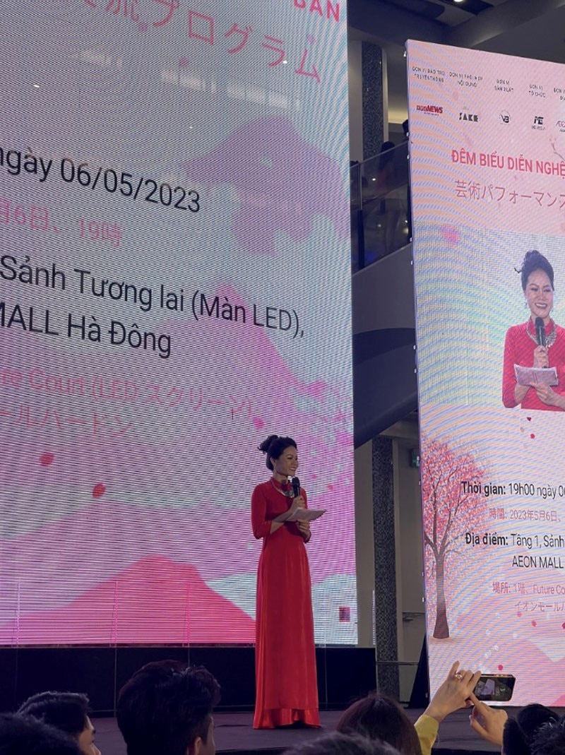 Cindy Hạnh Chu - đại diện đơn vị sản xuất phát biểu tại cuộc thi Miss Sake.