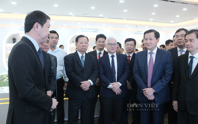 Phó Thủ tướng Chính phủ Lê Minh Khái tham quan, tìm hiểu mô hình phát triển công nghiệp của VSIP ở Bình Dương. Ảnh: Nguyên Vỹ