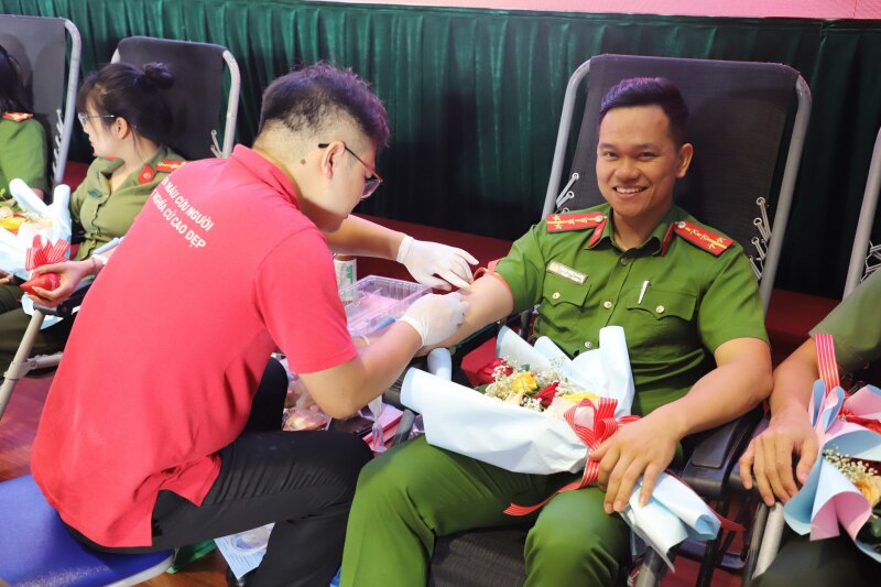 Gần 300 đơn vị máu được hiến tặng trong Ngày hội hiến máu tình nguyện đợt I -0
