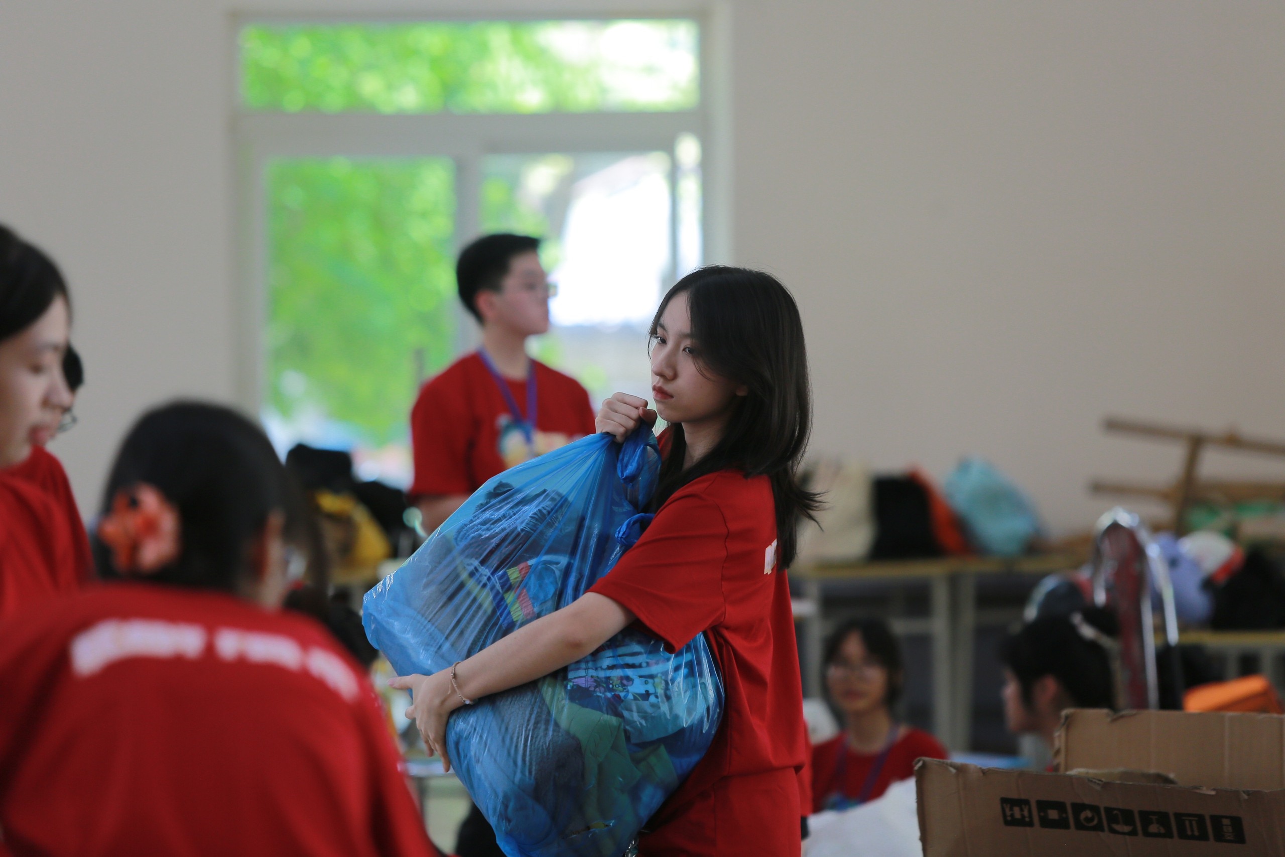 Học sinh Hà Nội thu gom hơn 3,6 tấn giấy, 2 tấn quần áo cũ nhằm lan tỏa ý thức bảo vệ môi trường- Ảnh 2.