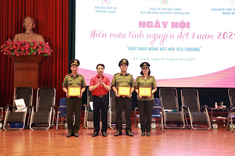 Đc Nguyễn Duy Bảo - Phó Chủ tịch Hội CTĐ tỉnh Bắc Giang trao tặng chứng nhận của Ban chỉ đạo, VĐHM tỉnh đối với 03 cá nhân có thành tích hiến máu từ 15 lần trở lên.