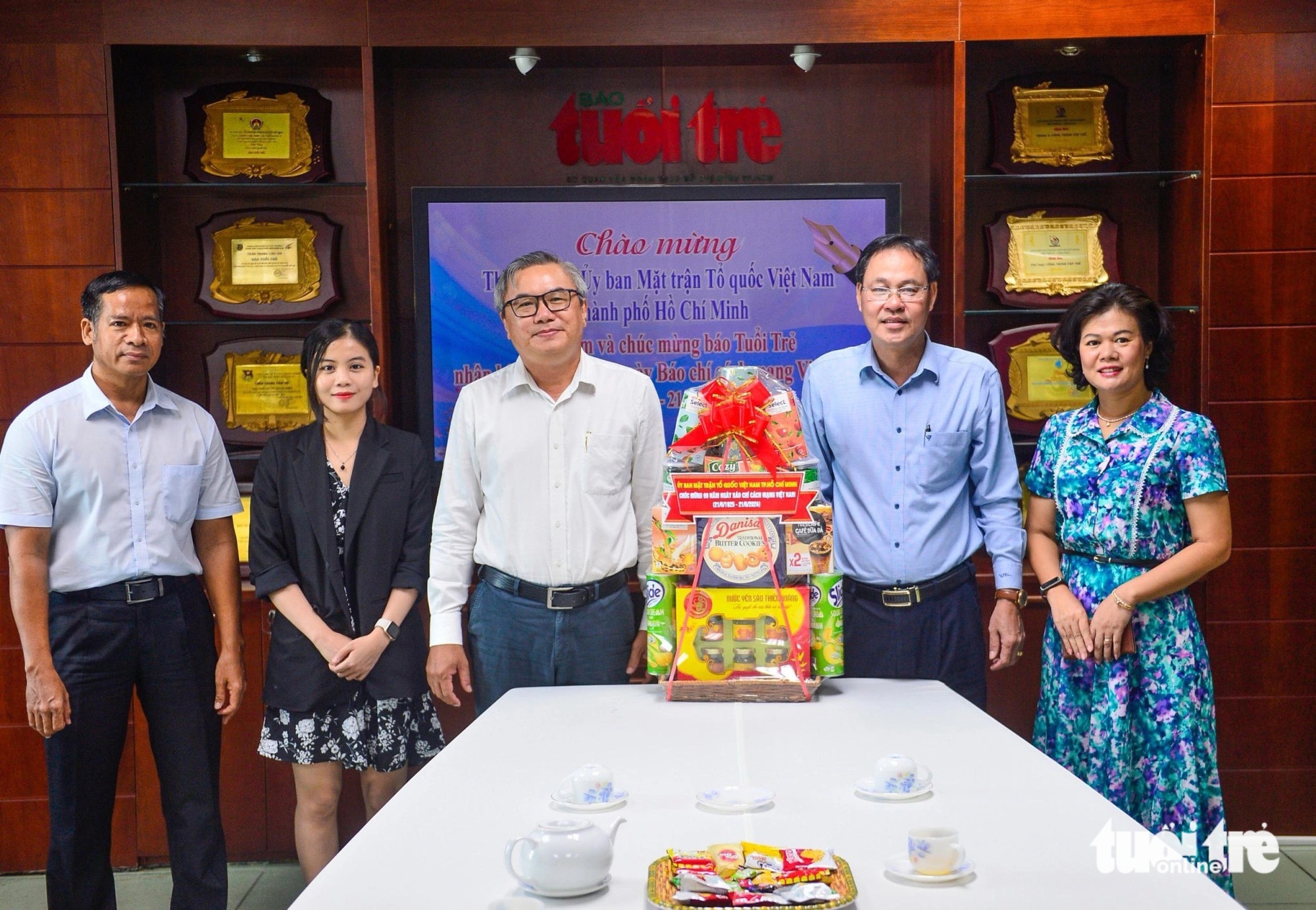 Đại diện Ủy ban MTTQ Việt Nam TP.HCM đến thăm chúc mừng báo Tuổi Trẻ - Ảnh: QUANG ĐỊNH