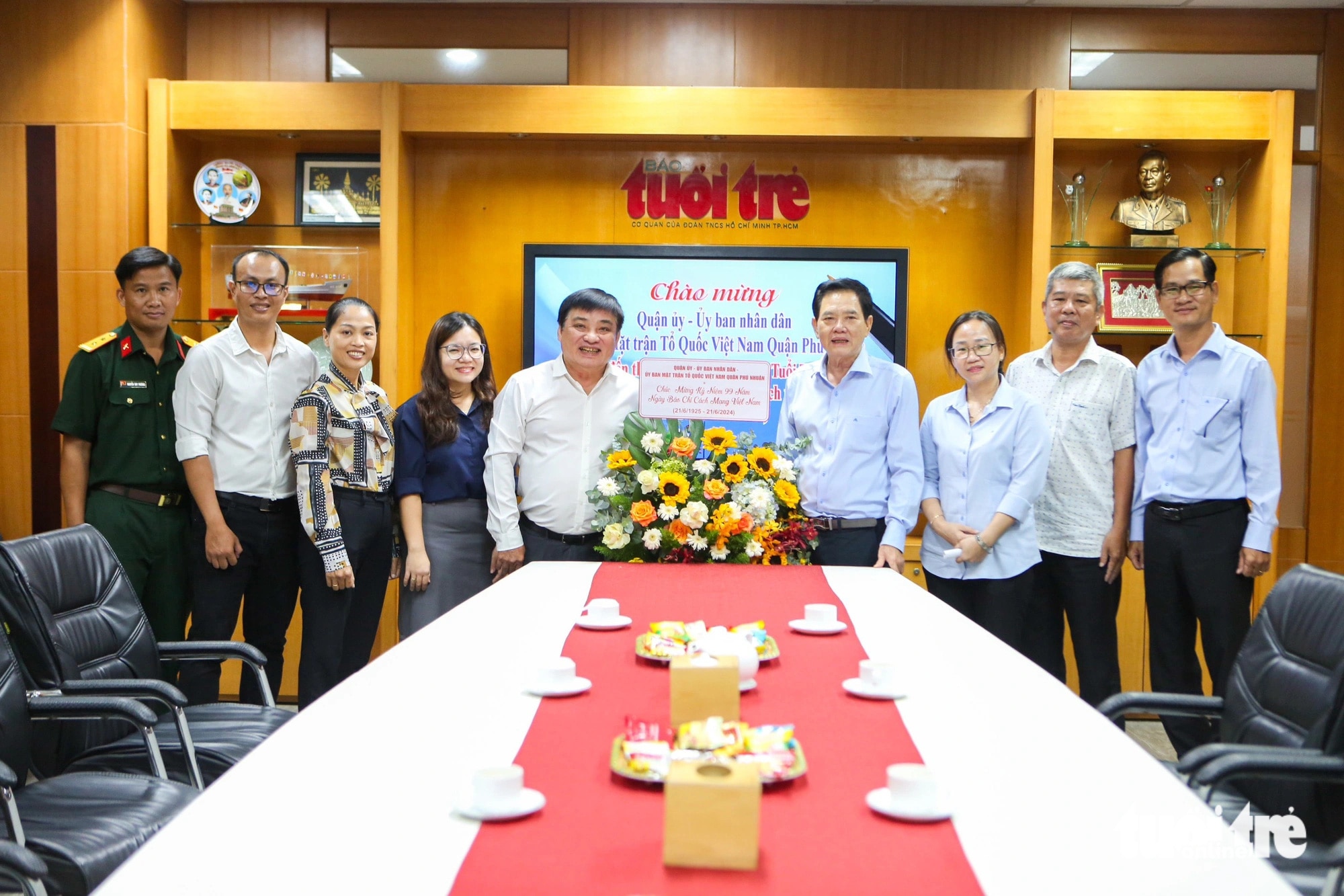 Đại diện Quận ủy - UBND - Ủy ban MTTQ Việt Nam quận Phú Nhuận đến thăm báo Tuổi Trẻ - Ảnh: PHƯƠNG QUYÊN