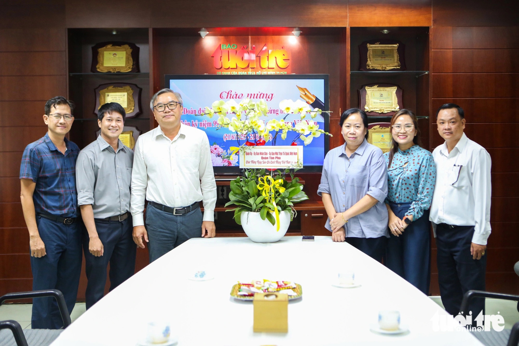 Đại diện Quận ủy - UBND - Ủy ban MTTQ Việt Nam quận Tân Phú đến thăm báo Tuổi Trẻ - Ảnh: PHƯƠNG QUYÊN