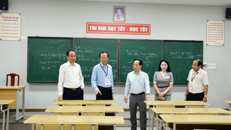 Thứ trưởng Bộ GD&ĐT Phạm Ngọc Thưởng cùng đoàn công tác kiểm tra công tác kiểm tra công tác chuẩn bị kỳ thi tại Trường THCS Chu Văn An, quận Tây Hồ.
